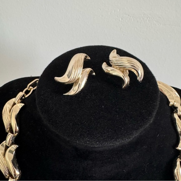 1950s Signed Coro Set (Gold Tone Necklace + Clip on Earrings) Bib Choker Collar - Picture 5 of 13